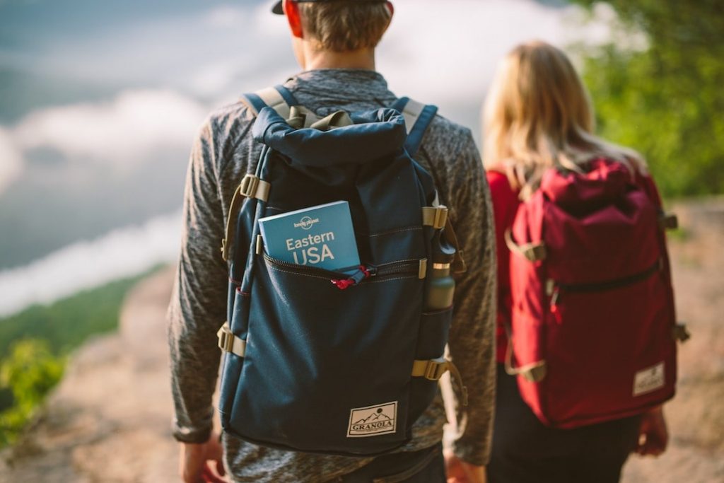  en man och en kvinna med ryggen mot kameran promenad i Great Smoky Mountains, USA