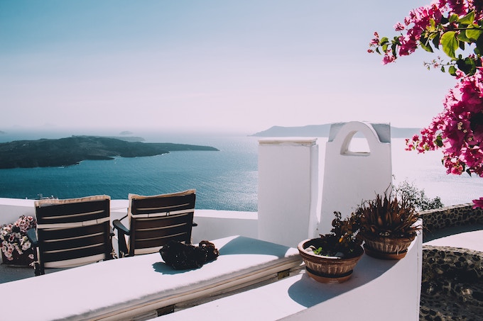  Une vue sur l'océan depuis un balcon à Santorin, Grèce 