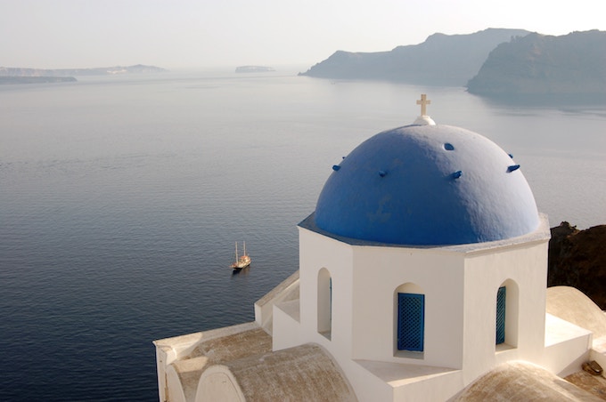 clădire cu cupolă albastră în Oia, Grecia